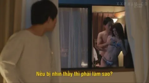 Cậu thanh niên may mắn trộm nhìn chị hàng xóm địt nhau với chồng và cái kết