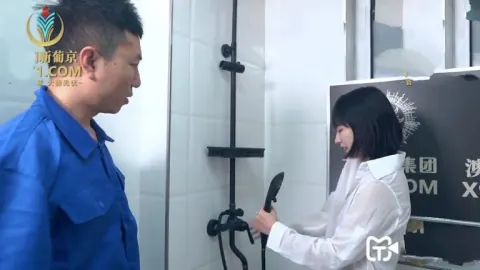 Em chủ nhà xinh xắn và anh thợ sửa ống nước dâm đãng